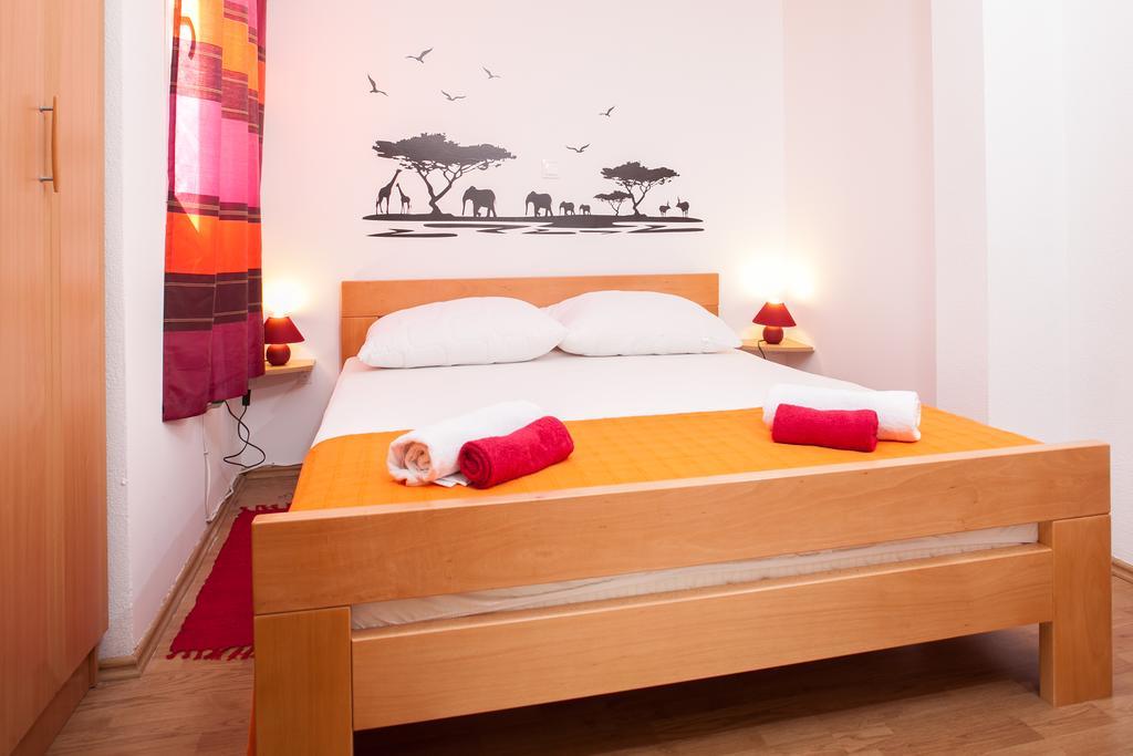 Apartments Fiona - Away From City Crowds Makarska Zimmer foto