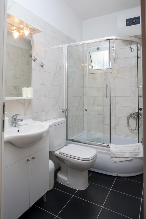 Apartments Fiona - Away From City Crowds Makarska Zimmer foto