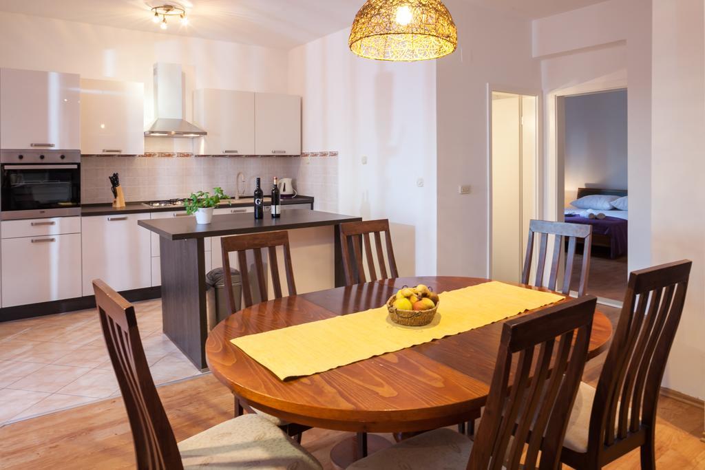 Apartments Fiona - Away From City Crowds Makarska Zimmer foto
