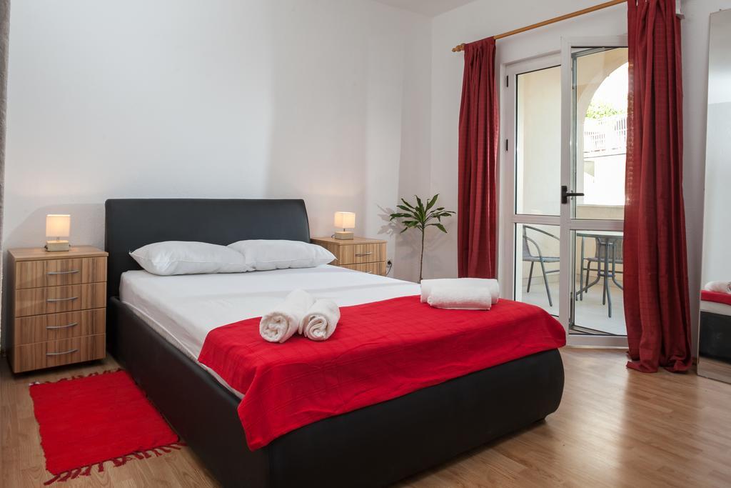 Apartments Fiona - Away From City Crowds Makarska Zimmer foto