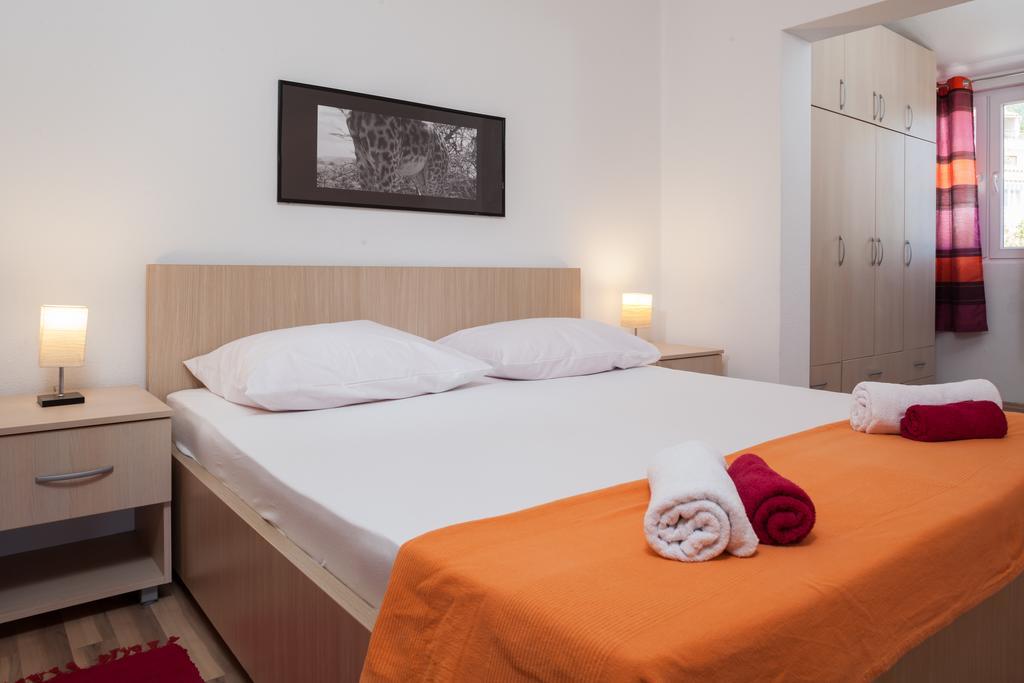 Apartments Fiona - Away From City Crowds Makarska Zimmer foto